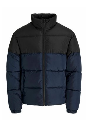 Pufferjack met een zwart bovenstuk en marineblauw onderstuk, ritssluiting, opstaande kraag en doorgestikte textuur.