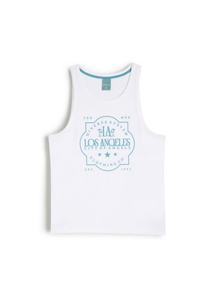 Biały top na ramiączkach z turkusowym wzorem graficznym zawierającym napis "Los Angeles", palmy i "Clothing Co." Tekst zawiera również "EST. 1993."