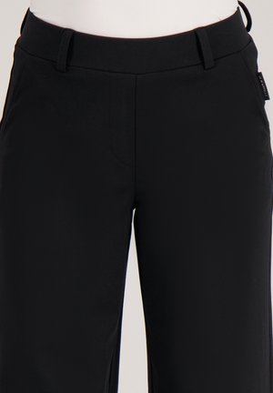 Zwarte broek met een gladde, rekbare stof, platte voorkant, zijzakken en een getailleerde pasvorm. Het ontwerp is minimalistisch en veelzijdig.