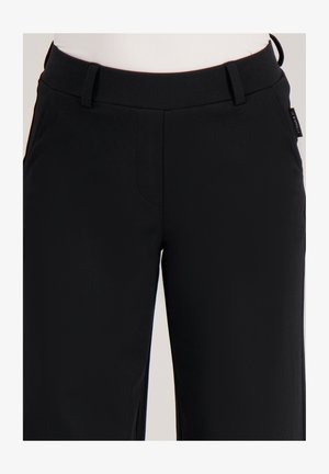 Zwarte broek met een gladde, rekbare stof, platte voorkant, zijzakken en een getailleerde pasvorm. Het ontwerp is minimalistisch en veelzijdig.