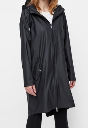 Zwarte waterdichte regenjas met rits, capuchon en zijzakken. Gemaakt van glad materiaal, met een rechte snit en een minimalistisch ontwerp.