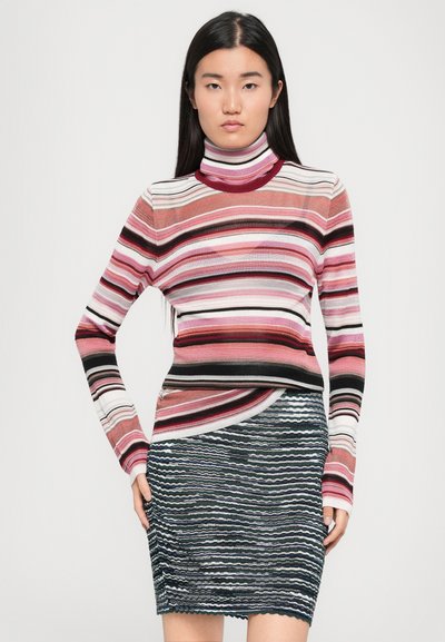Tricou cu gât înalt cu dungi în nuanțe de roz, roșu și negru; are mâneci lungi. Fustă încrețită, cu un model sinuos în culori închise dedesubt.