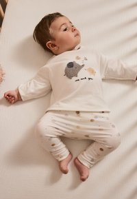Conjunto de pijama de algodón para bebé que incluye una camiseta de manga larga con bordado de animales y la frase "tú y yo", combinada con pantalones de lunares.