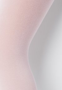 Ljusrosa leggings tillverkade av texturerad tyg, med en åtsittande design och en slät yta som visar en kontinuerlig, sömlös yta.