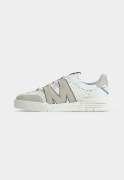 Λευκό και ανοιχτό γκρι sneaker χαμηλού τύπου με πάνελ από δίχτυ, σουέντ λεπτομέρειες και μεγάλο "M" στο πλάι, εμφανιζόμενο από την εξωτερική πλευρά.