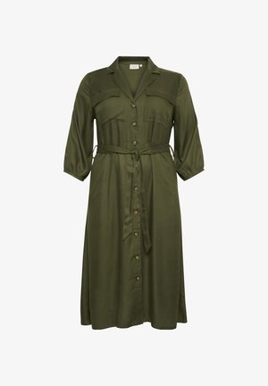 Abito verde oliva, con bottoni, colletto, due tasche sul petto, maniche a tre quarti e dettaglio in vita legato in un tessuto liscio.
