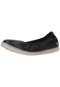 Ballerine in pelle nera con punta arrotondata, texture liscia e suola bassa in gomma bianca. Presenta un branding laterale discreto con un accento arancione.