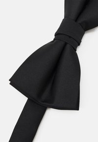 Noeud papillon noir avec une texture lisse et un noeud structuré, comportant un noeud central. Fabriqué en tissu tissé, comprend une sangle ajustable.
