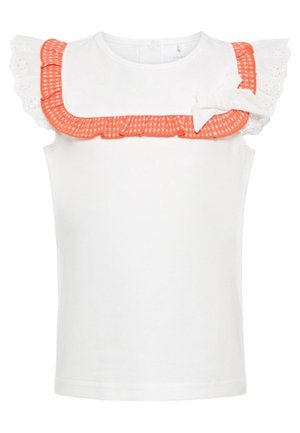 Hvid ærmeløs top med orange gingham-flæse og hvid blonderkant på skuldrene, med en lille sløjfe i siden på brystet.