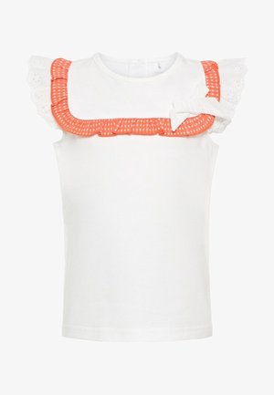 Hvid ærmeløs top med orange gingham-flæse og hvid blonderkant på skuldrene, med en lille sløjfe i siden på brystet.