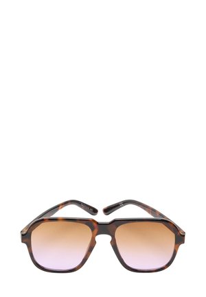 Okulary przeciwsłoneczne w stylu żółwiowym z kwadratowymi, kanciastymi soczewkami. Gradientowe soczewki przechodzą od jasnobrązowego do różowego. Smukła plastikowa oprawka z mocnymi zausznikami.