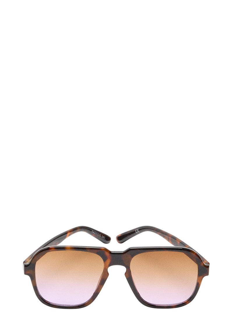 Okulary przeciwsłoneczne w stylu żółwiowym z kwadratowymi, kanciastymi soczewkami. Gradientowe soczewki przechodzą od jasnobrązowego do różowego. Smukła plastikowa oprawka z mocnymi zausznikami.