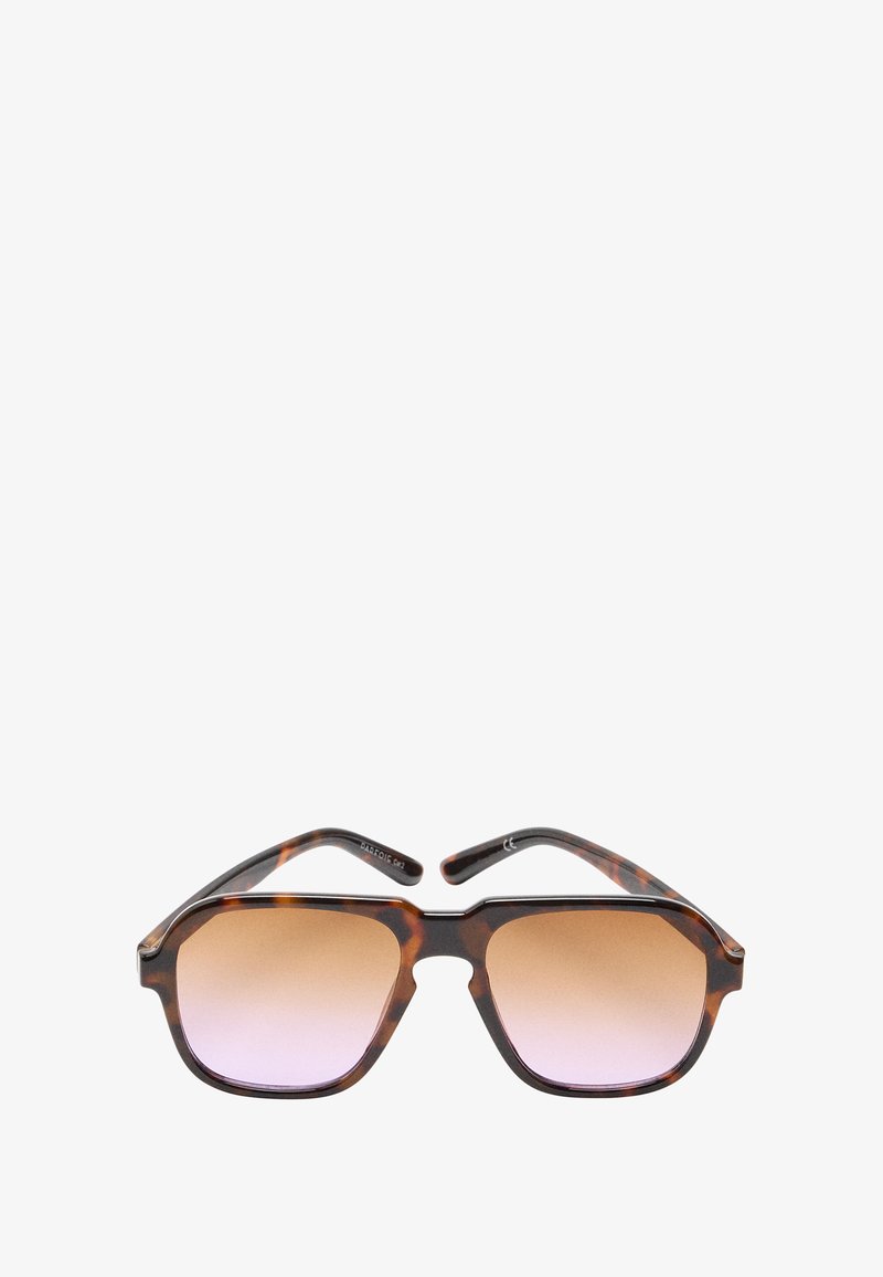 Okulary przeciwsłoneczne w stylu żółwiowym z kwadratowymi, kanciastymi soczewkami. Gradientowe soczewki przechodzą od jasnobrązowego do różowego. Smukła plastikowa oprawka z mocnymi zausznikami.
