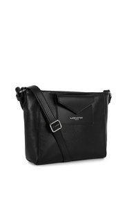 Borsa a tracolla nera in pelle con finitura testurizzata, dotata di tasca frontale, tracolla regolabile e accessori in metallo color argento. Forma rettangolare compatta.