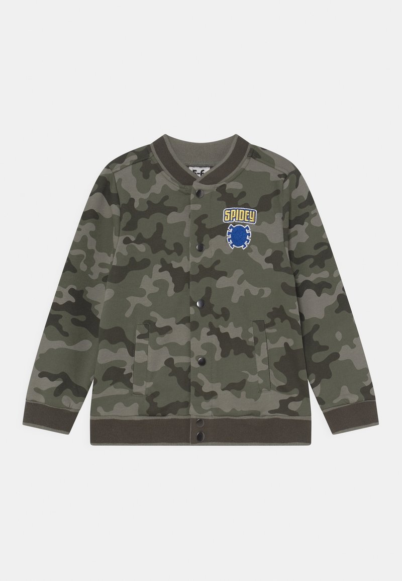 Camo vzorovaný kabát v zelených odstínech, s kulatým límcem, patentními knoflíky a vyšitým logem "SPIDEY" v modré a žluté barvě.