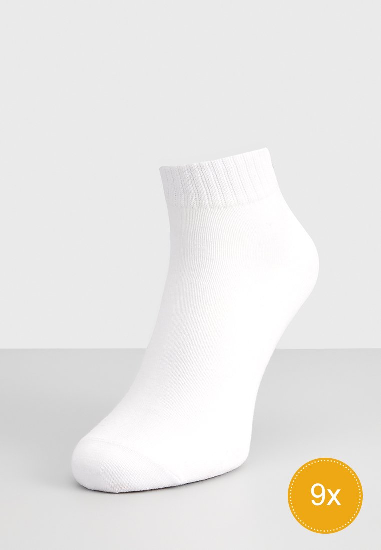 Weiße Knöchelsocken mit geripptem Bündchen, aus weichem, dehnbarem Material gefertigt. Verfügt über eine glatte Textur und ein abgerundetes Zehendesign. Verpackung mit neun Paar.