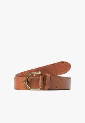 Lysebrunt lærbelte med glatt tekstur, rektangulær form og spenne i messing. Har presis søm og design med enkelt stift.