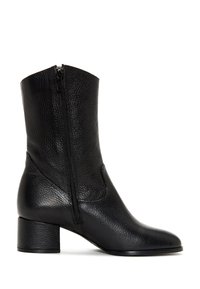 Botte noire en cuir mi-mollet avec une fermeture éclair latérale, un bout rond et un petit talon bloc.