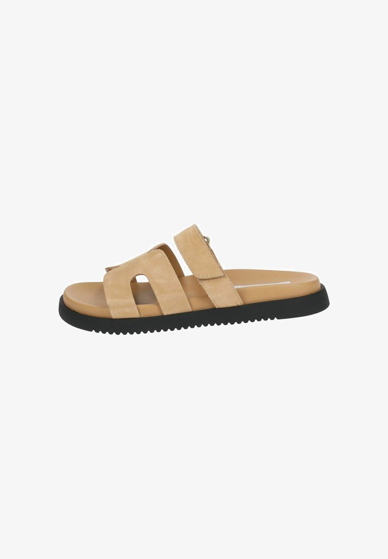 Chinelo bege com duas largas tiras de camurça, uma abertura curva e uma sola de borracha preta com um padrão texturizado para melhor aderência.