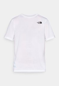 Weißes T-Shirt mit kurzen Ärmeln, das ein schwarzes Logo auf der oberen linken Brust und blaue Designdetails am Saum aufweist. Weicher, leichter Stoff.