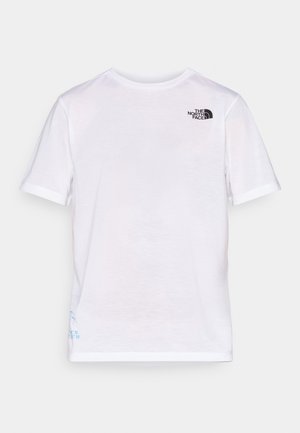 Hvid kortærmet t-shirt med et sort logo på øverste venstre bryst og blåt designdetalje nær kanten. Blødt, let stof.