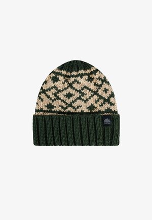 Donkergroene gebreide beanie met een beige en groene geometrische patroon en een opgerolde ribgebreide manchette met een klein zwart merklabel.