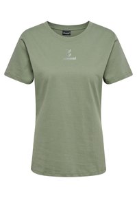 T-shirt verde in cotone con collo rotondo, maniche corte e un logo tonale discreto sul davanti. Tessuto liscio e vestibilità rilassata.