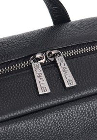 Borsa a tracolla in pelle nera con finitura testurizzata, doppizie cerniere argento con marchio e una forma strutturata. Manici per un facile trasporto.