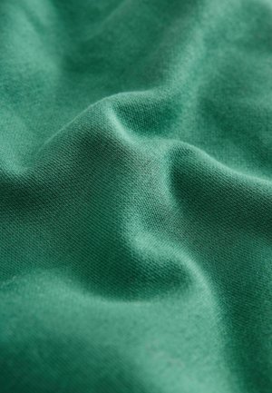 Grüner Stoff mit einer strukturierten Oberfläche, die Falten und Kräuselungen zeigt, hergestellt aus einem weichen Material und mit einem gleichmäßigen, glatten Webmuster.