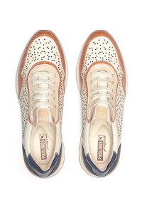 Zapatillas de cuero crema perforado con acentos marrones, con un collar acolchado, cordones redondos y suela de goma.