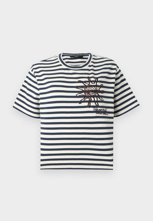 Rövid ujjú fehér póló tengerészkék vízszintes csíkokkal, barna nap grafikával és "Weekend Max Mara" felirattal a mellkason.