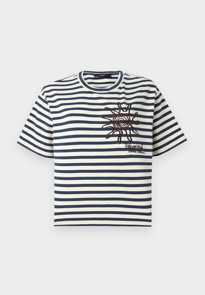 Κοντομάνικο λευκό T-shirt με οριζόντιες ναυτικές ρίγες, διακοσμημένο με καφέ γραφικό ήλιου και το κείμενο «Weekend Max Mara» στο στήθος.