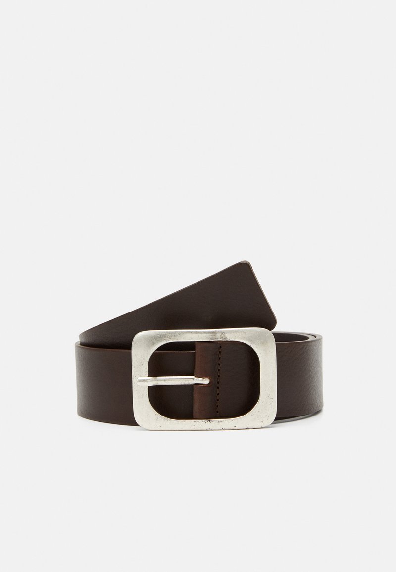 Ceinture en cuir marron avec une boucle rectangulaire en argent et une texture lisse, dotée d'une extrémité effilée pour un ajustement de taille.