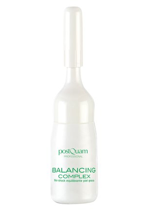 Vial de plástico blanco con cuello estrecho y tapa, etiquetado como "postQuam Professional Balancing Complex" para el cuidado de la piel grasa.