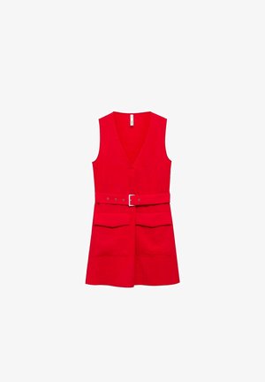 Rode mouwloze jurk met een V-hals, ceintuursluiting in de taille, twee voorzakken en een rechte silhout. Gemaakt van een gestructureerde stof.