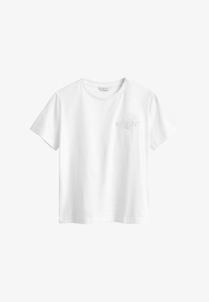 Camiseta blanca de manga corta y cuello redondo con logo sutil en relieve en el pecho izquierdo y dobladillo recto.