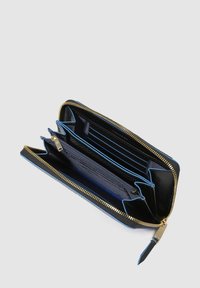 Cartera rectangular con exterior azul marino y detalles en azul. Cuenta con una cremallera dorada, múltiples ranuras para tarjetas y un compartimento para monedas con cremallera.