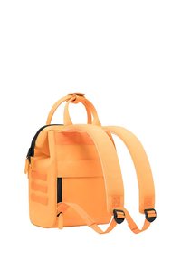 Orange Rucksack, aus strapazierfähigem Material, mit dicken Trägern, einem oberen Tragegriff und einem Reißverschlussfach mit schwarzen Akzenten.