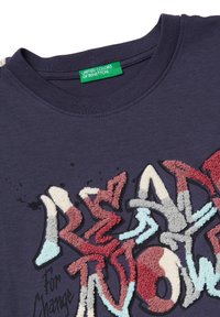 Námořnické tričko z bavlny s texturovaným vícebarevným potiskem "READY NOW" ve vyvýšeném písmu; kulatý výstřih a krátké rukávy. Štítek United Colors of Benetton.