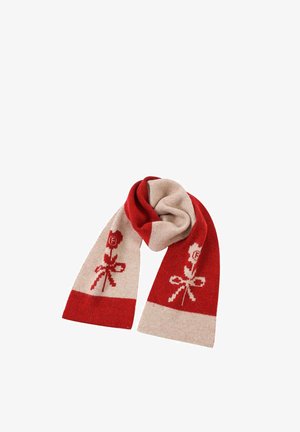Écharpe tricotée rouge et beige avec des motifs floraux et de nœuds à chaque extrémité, pliée et exposée sur un fond blanc.