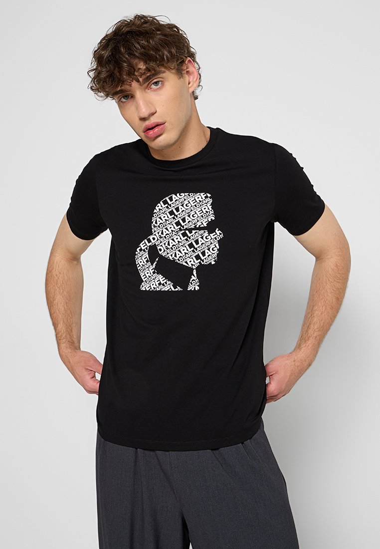 Camiseta de algodón negra con un diseño gráfico en blanco de una silueta llena de texto repetido, cuello redondo y mangas cortas.