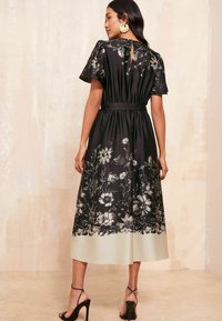 Friends Like These FLUTTER SLEEVE PRINTED MIDI REGULAR FIT - Freizeitkleid - black white