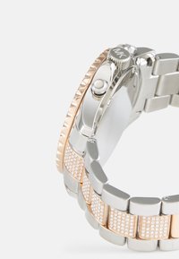 Michael Kors EVEREST - Chronograph watch - bicolor