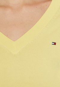 Tommy Hilfiger Pulover - yellow tulip