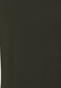 Mörkgrön texturerad tyg med ribbad design. Mjukt material med slät yta, lämpligt för olika klädapplikationer.