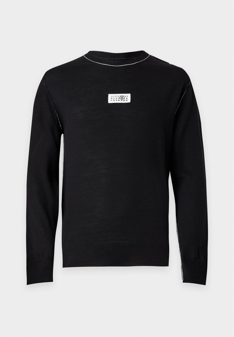 Schwarzer Langarmpullover mit weißen Nähten am Halsausschnitt und einem kleinen weißen rechteckigen Logo-Patch in der Mitte der Brust.