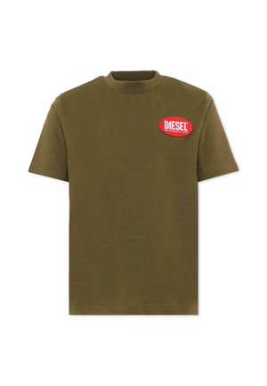 T-shirt a maniche corte verde oliva con collo rotondo e patch logo Diesel ovale rosso sul petto in alto a sinistra.