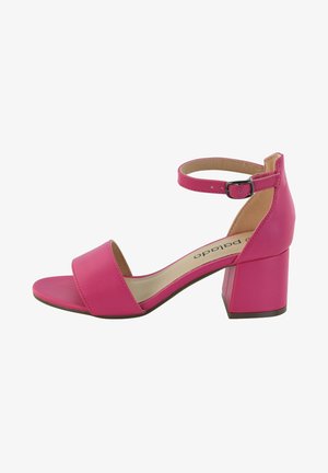 Roze blokhak sandaal met een brede teband en verstelbare enkelband. Gemaakt van glad synthetisch materiaal met een eenvoudige uitstraling.