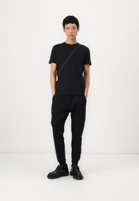 Pier One by Zalando - 2 PACK - Paprasti marškinėliai - black/khaki Miniatiūros vaizdas 1