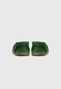 Chinelos de feltro verde com parte traseira arredondada, apresentando um colarinho dobrável e solas de borracha texturizadas. Design simples com duas riscas pretas dos lados.